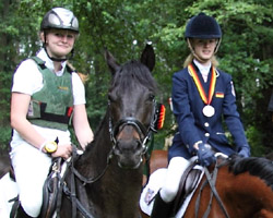 Lara Bergmann und Flora Reemtsma wurden vom Bundestrainer für die letzte Formüberprüfung in Engersen (24. bis 26. Juni) für die Pony-Europameisterschaften vom 26 bis 31. Juli 2011 Jaszkowo/Polen nominiert.
